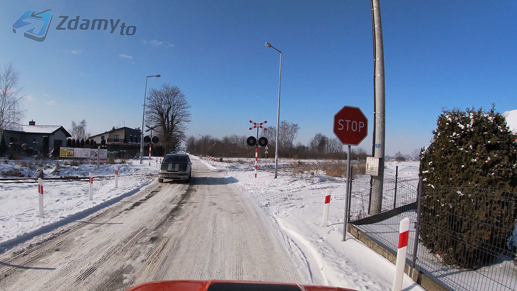 Bild zur Frage: Soll man in dieser Situation bei der Ankunft an einen Bahnübergang vor dem STOP-Schild anhalten?