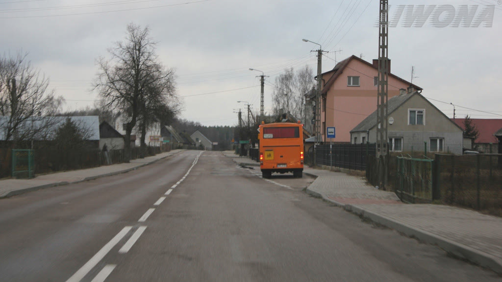 Ilustracja do pytania: Czy zbliżając się do miejsca postoju autobusu szkolnego poza obszarem zabudowanym masz obowiązek umożliwić kierującemu tym autobusem wjazd na jezdnię, o ile sygnalizuje on zamiar wykonania takiego manewru?