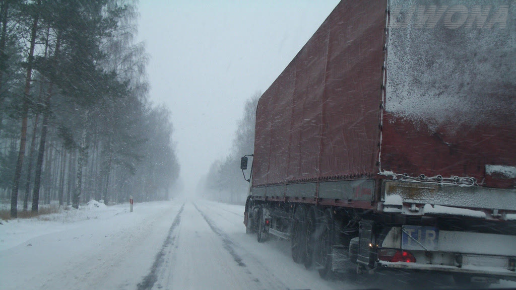 Question illustration: In the visible situation, can an overtaking manoeuvre result in the vehicle skidding and cusing a road accident?