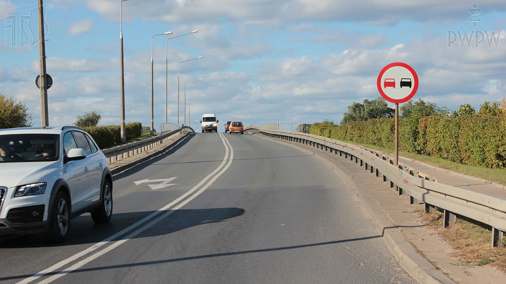 Ilustracja do pytania: Który z wymienionych pojazdów możesz wyprzedzić kierując motocyklem na drodze za tym znakiem?