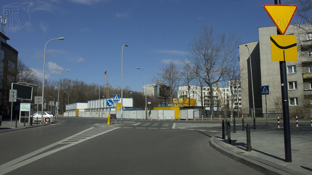 Question illustration: In the presented situation, you are warned of an intersection with a major road. Does the plate under the sign indicate its actual route?