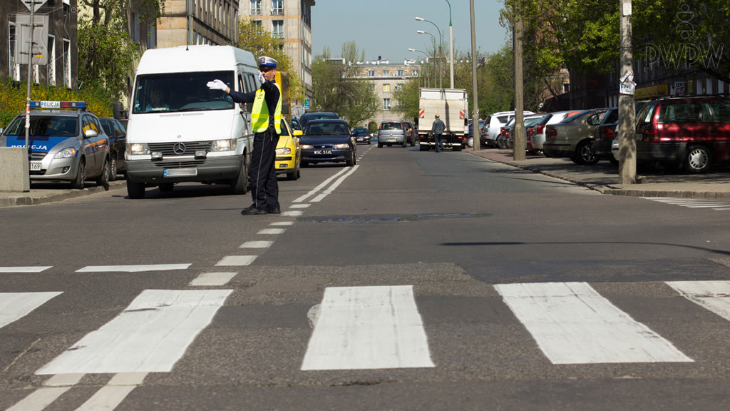 Question illustration: Does the signal displayed by the police officer allow you to enter the junction?