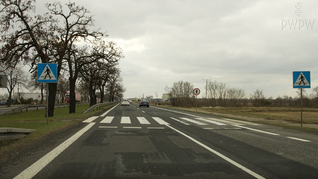 Question illustration: Are you allowed to change the lane in this place?