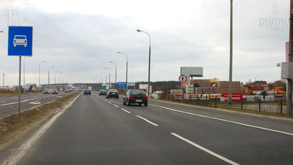 Question illustration: Are you allowed to make a U-turn on this section of the road?