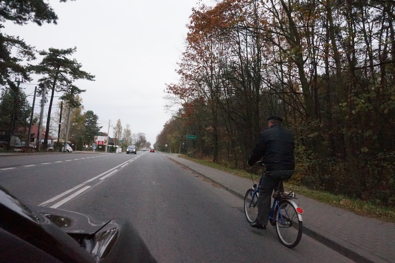 Question illustration: In the presented scenario, are you exempt from the requirement to maintain a distance of at least 1 metre when overtaking a cyclist?