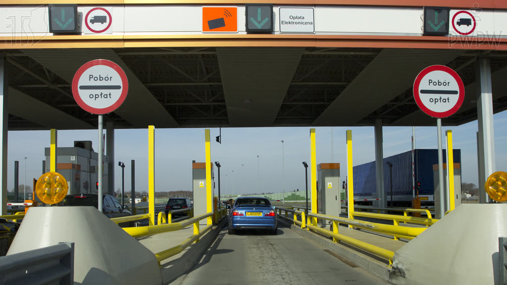 Ilustracja do pytania: Kierujesz samochodem ciężarowym o dopuszczalnej masie całkowitej 12 ton. Czy w przedstawionej sytuacji wolno Ci wjechać na autostradę przez tę bramkę?