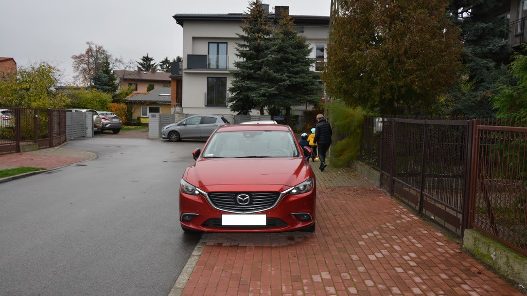 Question illustration: In this situation, should the driver anticipate that a child might suddenly run onto the road from behind the vehicle?