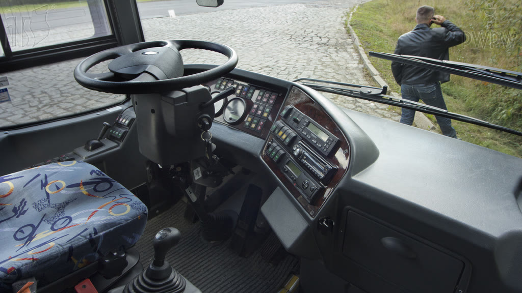 Ilustracja do pytania: Czy podczas postoju wolno Ci oddalić się od autobusu, jeśli silnik jest w ruchu?