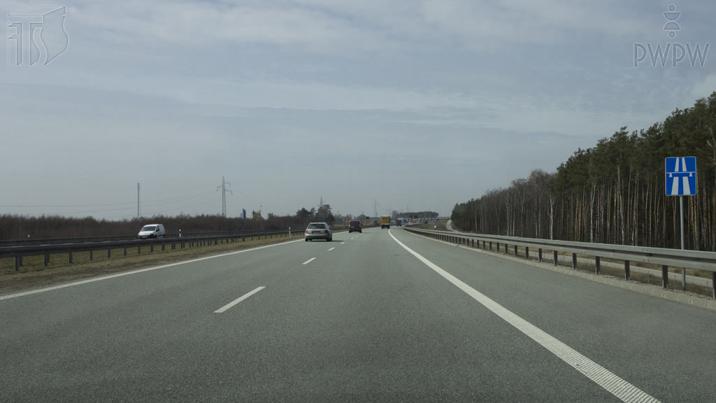 Bild zur Frage: Mit welcher zulässigen Geschwindigkeit darf man einen PKW auf der Straße hinter dem gezeigten Zeichen lenken?