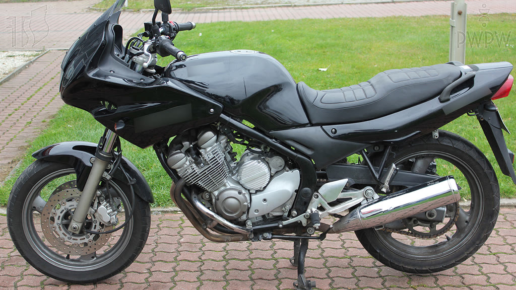 Question illustration: Must a motorcycle be equipped with emergency lights?