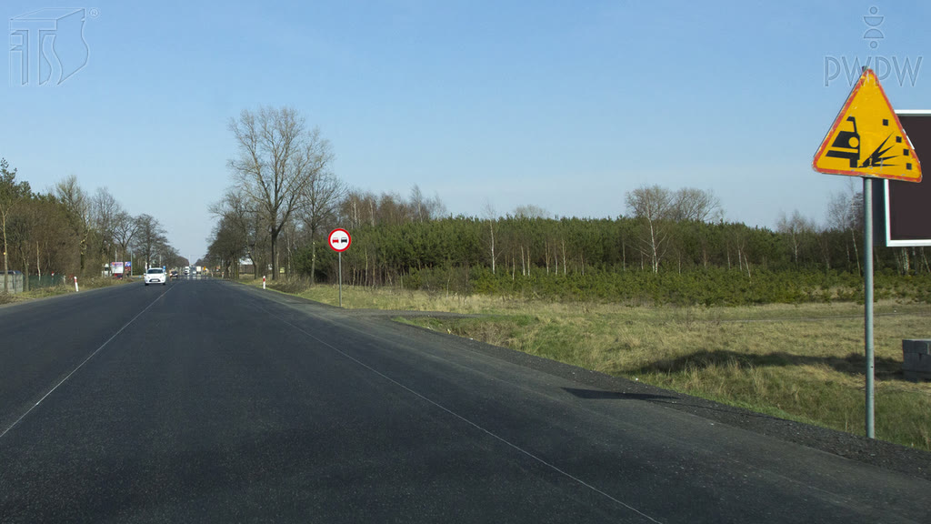Bild zur Frage: Wirst du in der abgebildeten Situation vor einer Straße gewarnt, die mit Kies bedeckt ist, der durch die fahrenden Autos ausgeschleudert wird?