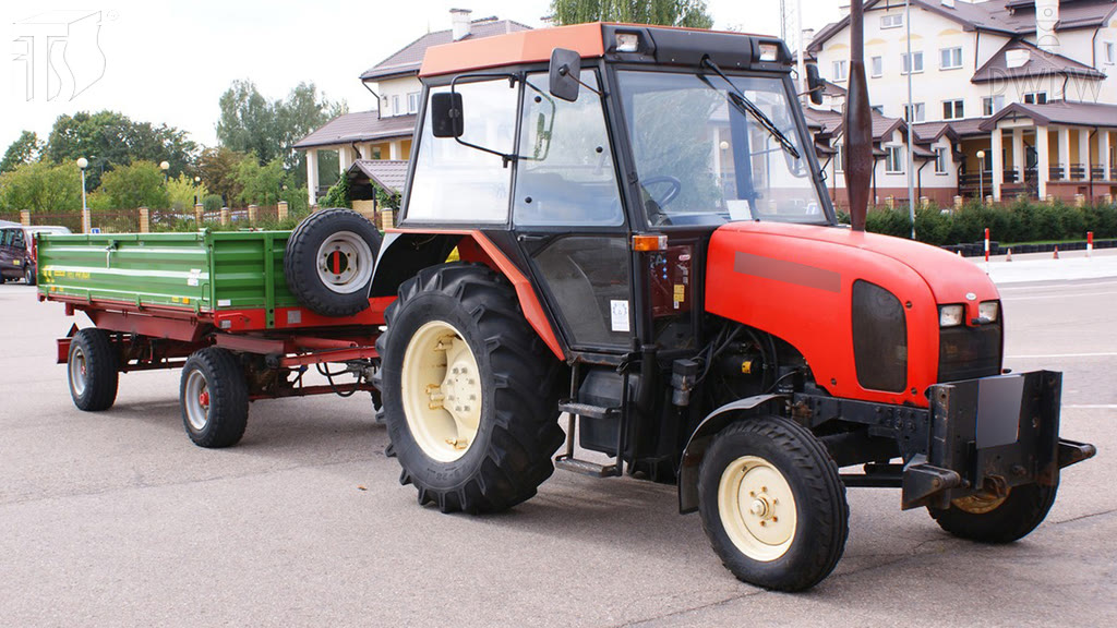 Question illustration: How should you observe the road behind a tractor with a trailer while reversing?