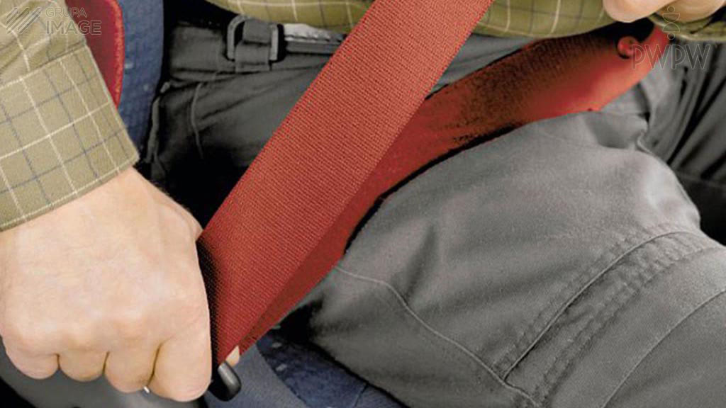 Question illustration: In which of the following cases are the safety belts properly fastened?