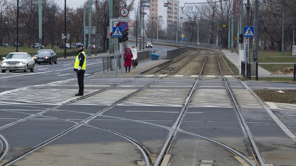 Question illustration: In this situation, are you allowed to turn left?