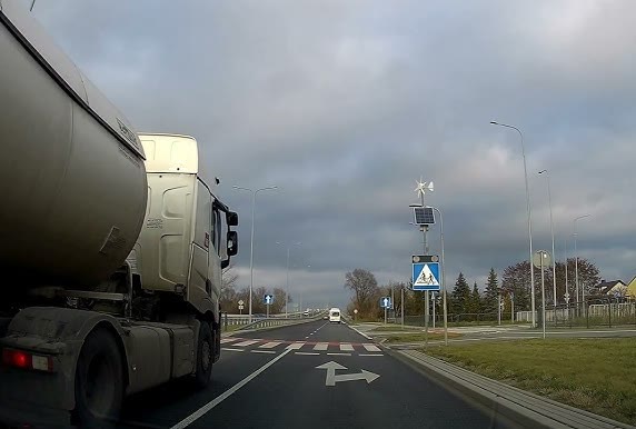 Question illustration: In the situation depicted, despite exercising utmost caution, are you prohibited from overtaking?