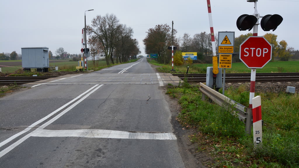 Question illustration: Does the visible horizontal line indicate the stopping point of a vehicle only when a red signal flashes?