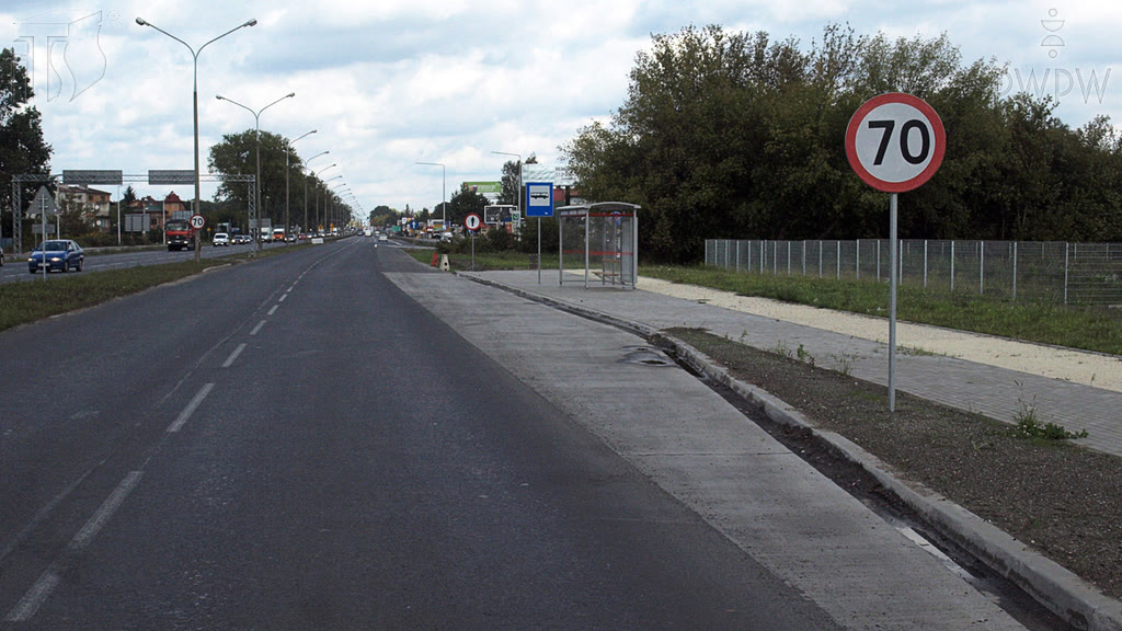 Question illustration: When driving a motor vehicle with a gross weight of 2.5 t, in a built-up area as marked on the road, can you drive at a speed of 70 km/h?