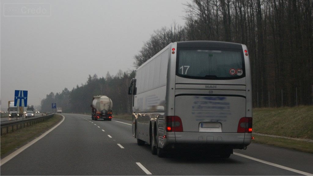 Bild zur Frage: An welcher der genannten Stellen darf man einen Bus auf der Autobahn im Falle der Ermüdung anhalten?