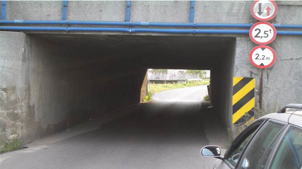 Question illustration: In the presented situation, can you enter the narrowed section of the roadway?