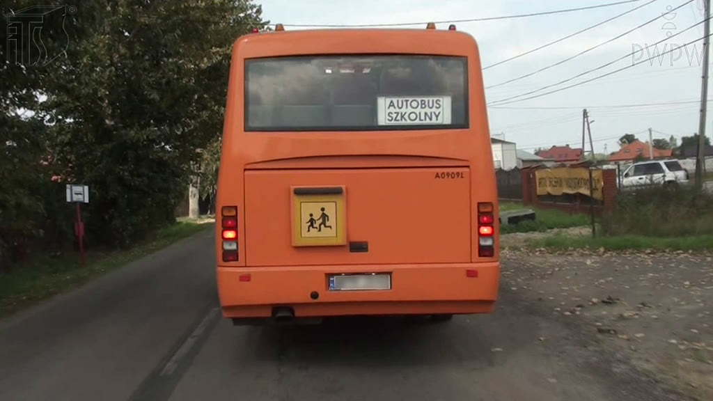 Bild zur Frage: Mit welchem von den genannten Elementen soll ein Schulbus ausgestattet sein?