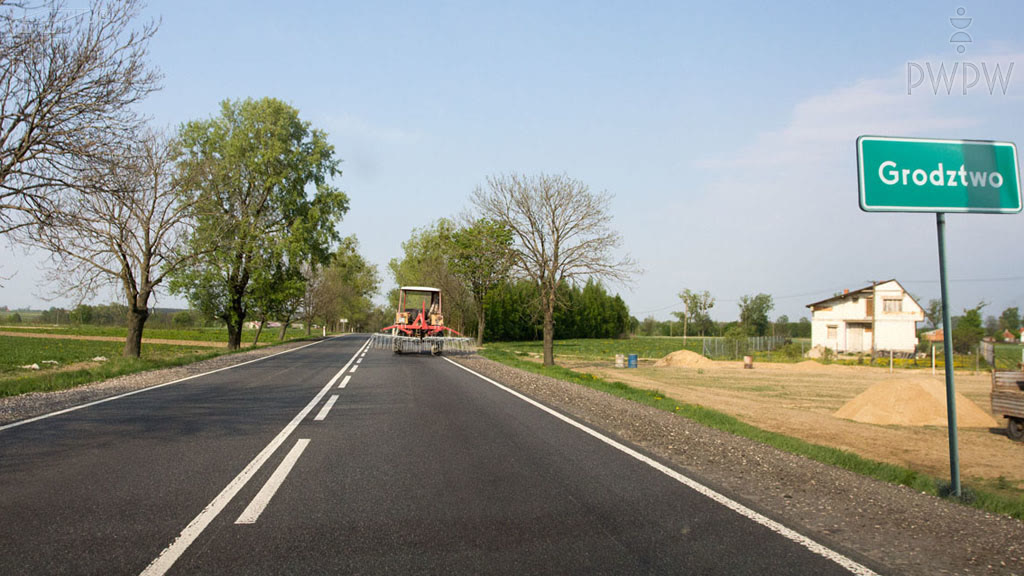 Bild zur Frage: Sollen Sie in der dargestellten Situation das Parken des beschädigten landwirtschaftlichen Schleppers signalisieren?