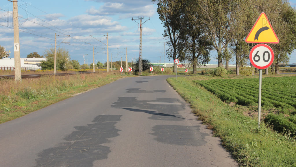 Ilustracja do pytania: Co powinieneś zrobić kierując motocyklem bezpośrednio przed wjazdem na ostry zakręt?