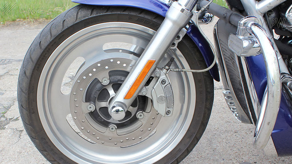 Question illustration: How should you respond to the side skidding of the front wheel when riding a motorcycle on a dirt road?