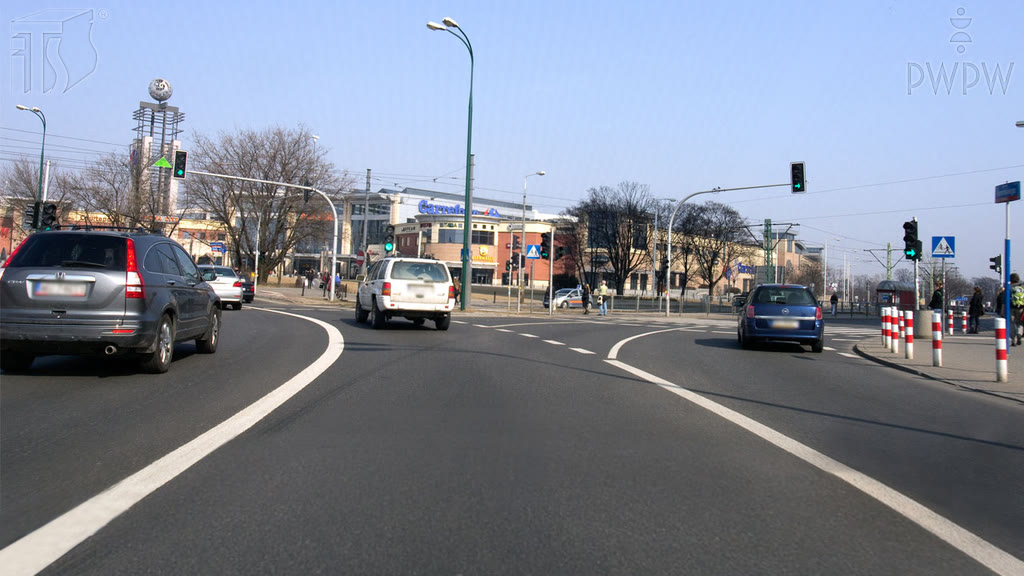 Bild zur Frage: Darf man  von der besetzten Fahrspur auf der dargestellten Kreuzung rechts abbiegen?