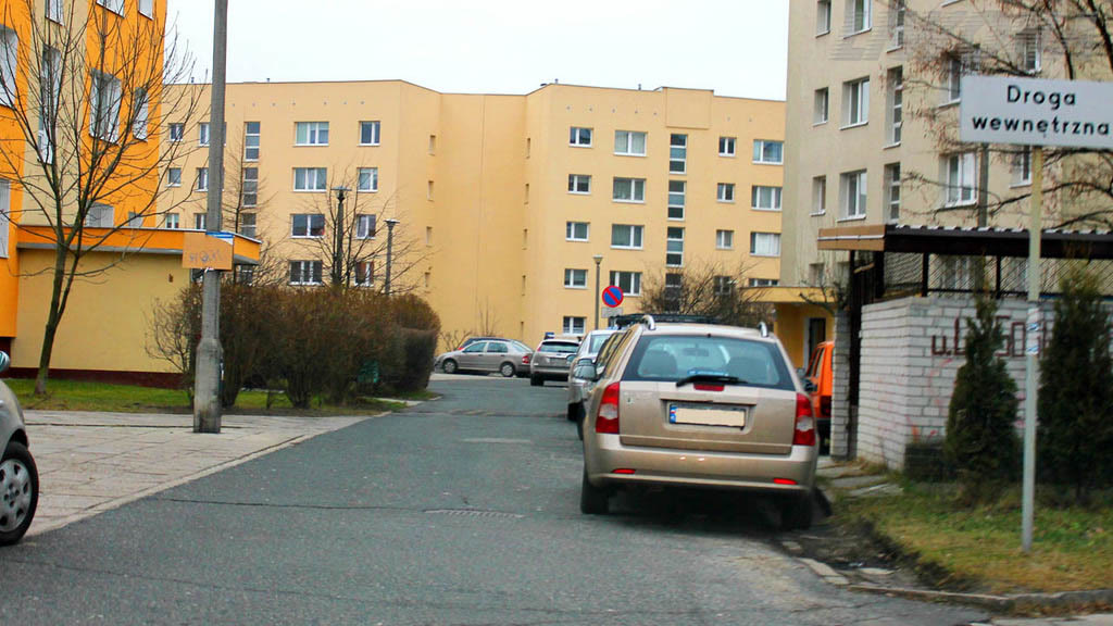 Bild zur Frage: Soll man auf einer internen, entsprechend ausgeschilderten Straße die dort angebrachten Verkehrszeichen befolgen?