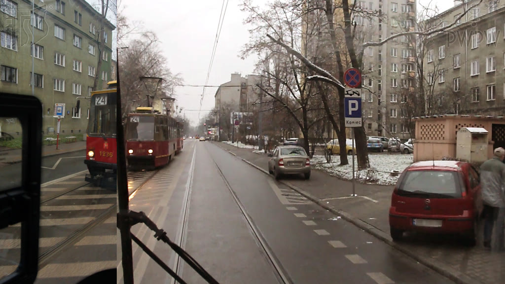 Bild zur Frage: Soll man beim Vorbeifahren an einer Straßenbahn auf einer nicht am Bürgersteig gelegenen Haltestelle besonders vorsichtig sein?