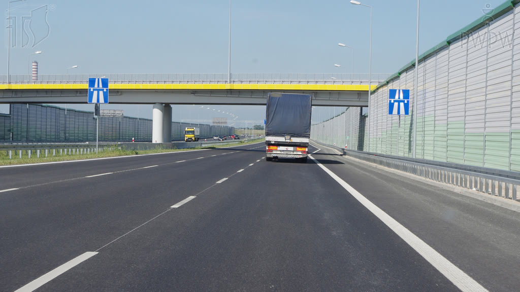 Question illustration: Can you perform a reverse manoeuvre on a motorway if you turn on the vehicle's hazard lights?