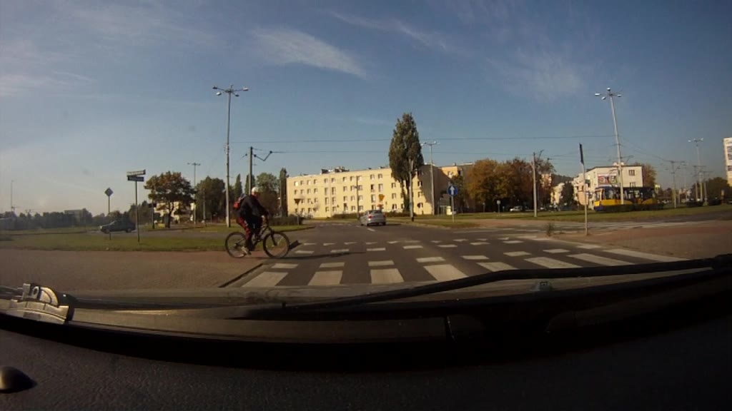 Bild zur Frage: Soll man in dieser Situation dem Radfahrer die Vorfahrt gewähren?