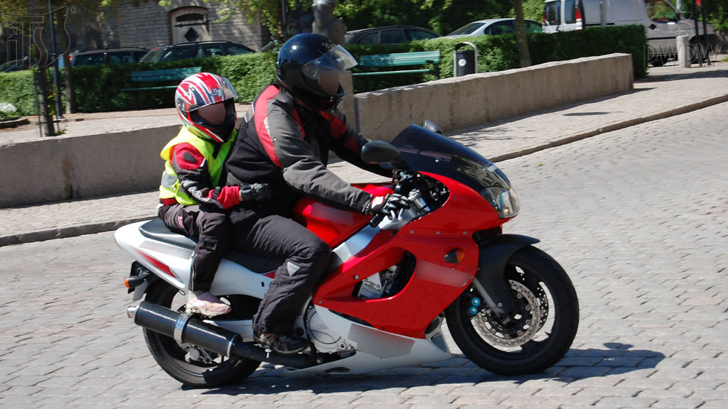 Ilustracja do pytania: Z jaką prędkością masz prawo przewozić motocyklem sześcioletnie dziecko?