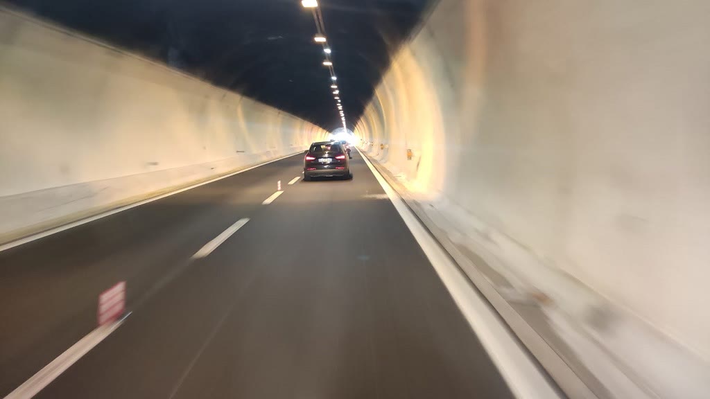 Bild zur Frage: Mit welcher Geschwindigkeit soll man mit einem PkW hinter diesem Fahrzeug fahren, falls der Tunnel sich außerhalb geschlossener Ortschaft befindet und seine Länge 600 m beträgt?