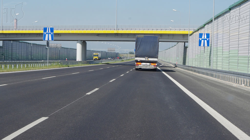Ilustracja do pytania: Jaka jest maksymalna dopuszczalna prędkość, z którą masz prawo jechać drogą za tym znakiem, gdy kierujesz autobusem o liczbie miejsc nie większej niż 15?