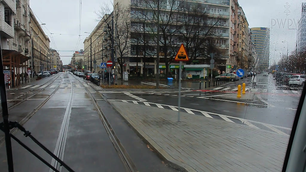 Ilustracja do pytania: Czy ten znak ostrzegawczy, oznacza pierwszeństwo przejazdu dla tramwajów?