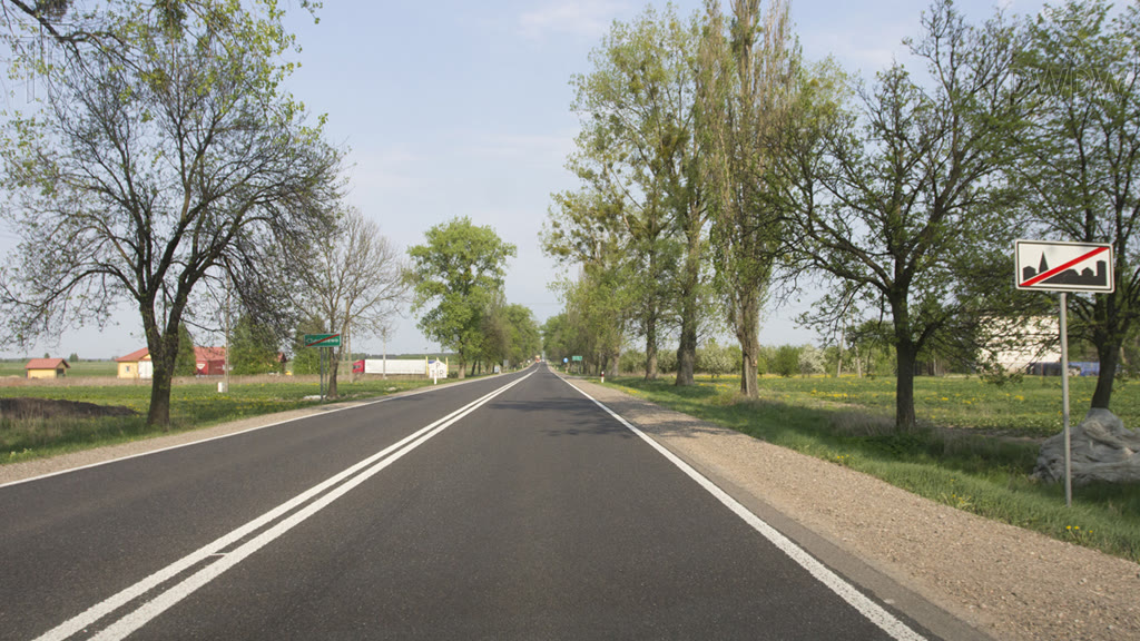 Bild zur Frage: Mit welcher zulässigen Geschwindigkeit darf man einen PKW auf der Straße hinter dem sichtbaren Verkehrszeichen lenken?