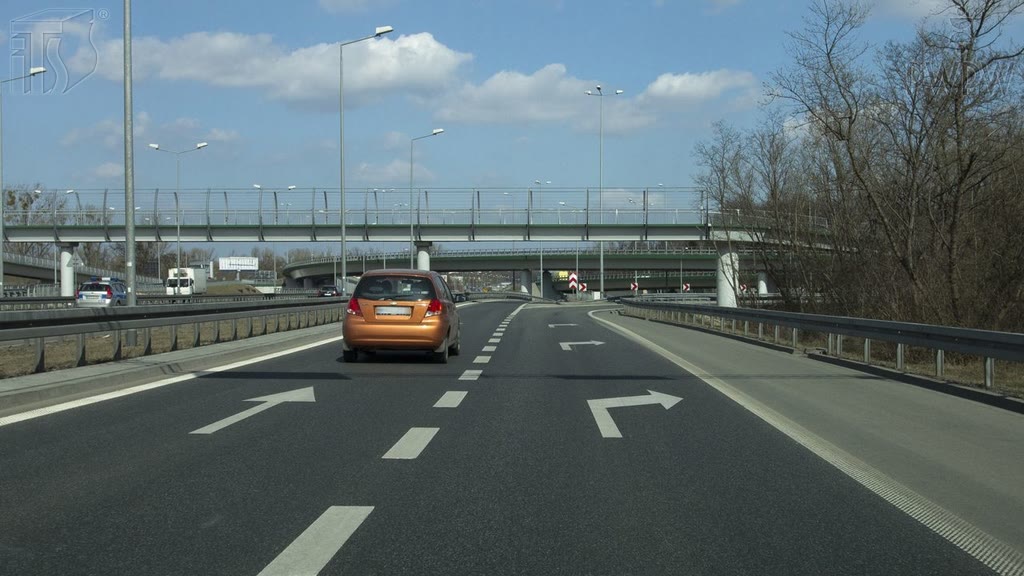 Bild zur Frage: Darf man in der dargestellten Situation die von dir besetzte Fahrbahn wechseln, wenn man die Absicht hat, geradeaus zu fahren?