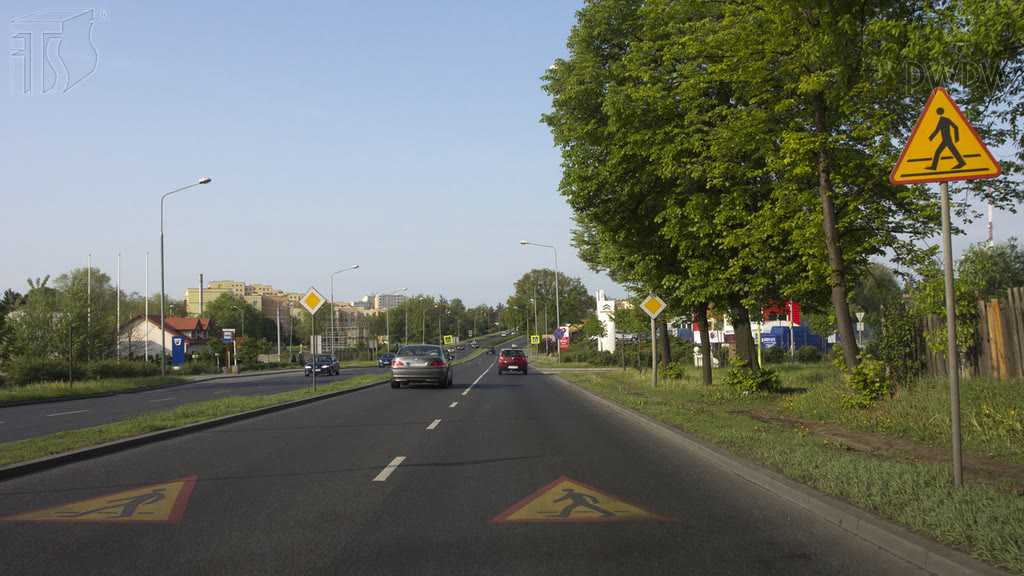 Ілюстрація до питання: Чи попереджають Вас у зображеній ситуації, що Ви наближаєтесь до визначеного на дорозі пішохідного переходу?