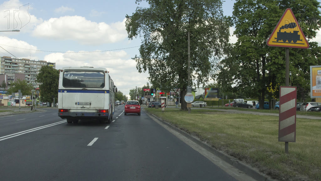 Question illustration: Are you warned in this situation of a level crossing with half-barriers?