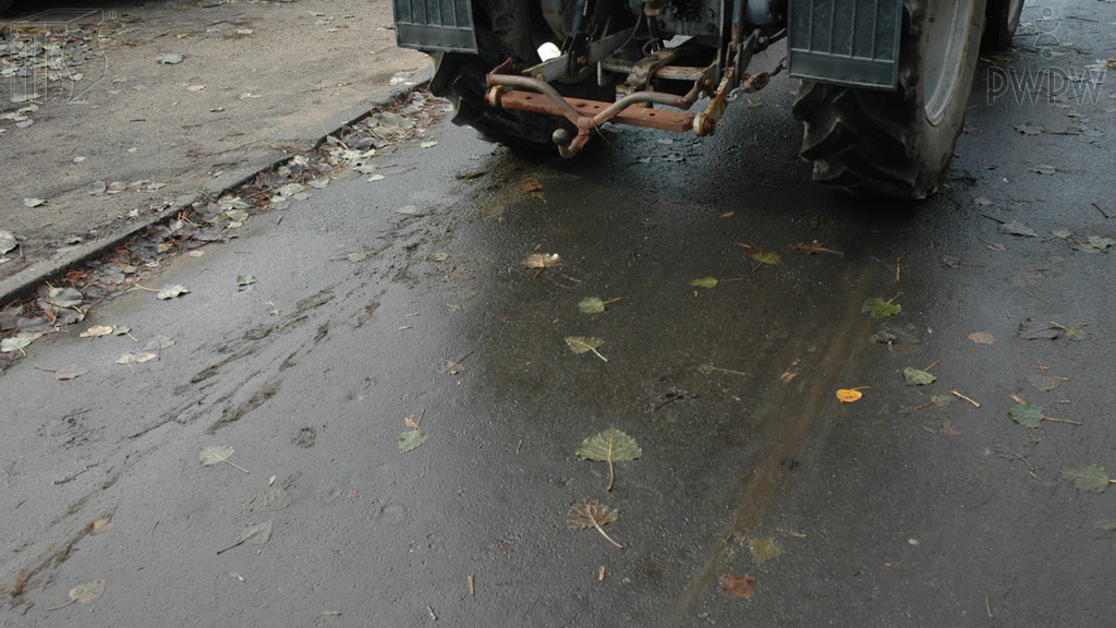 Question illustration: What is the main factor determining the emergency braking distance of a tractor?