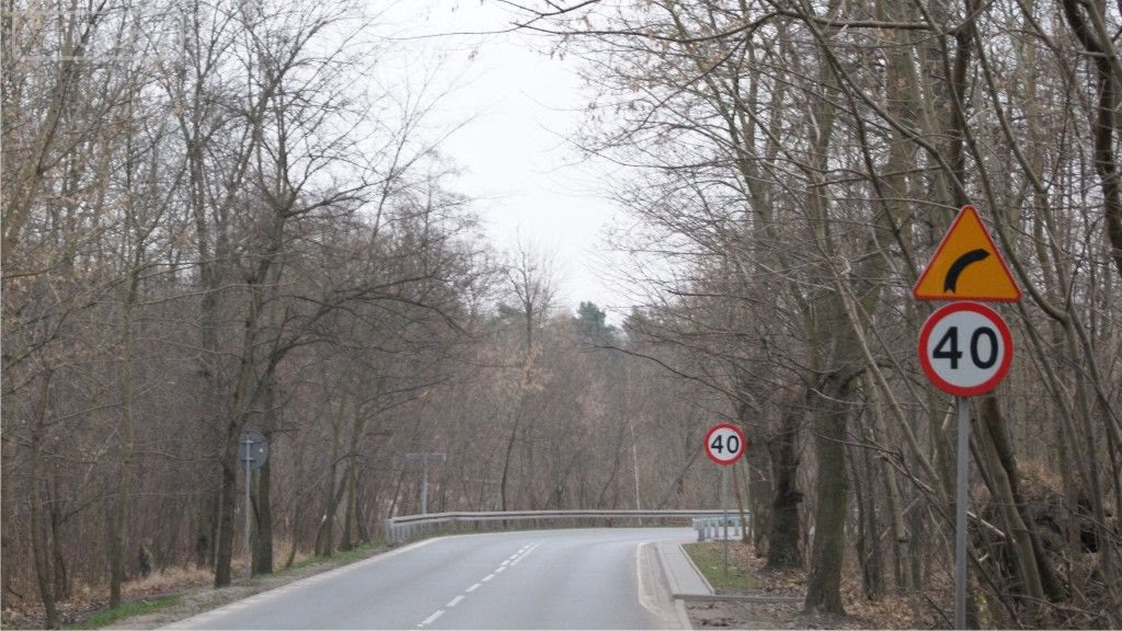 Question illustration: How can you improve visibility when approaching a turn with limited visibility on the right?