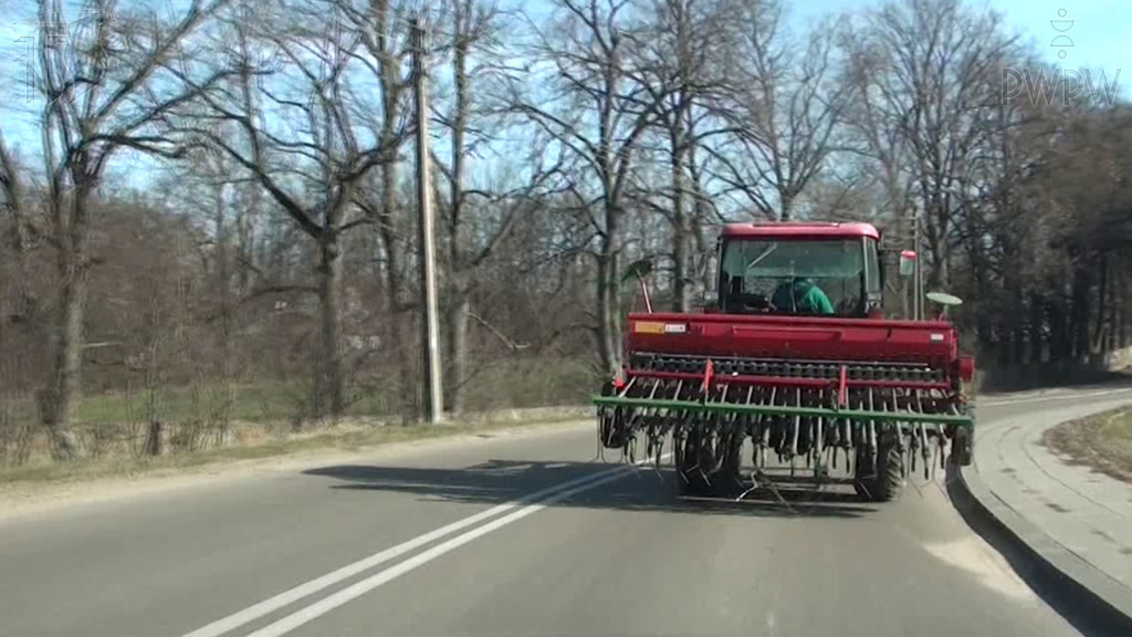 Bild zur Frage: Worauf sollen Sie vor allem achten, wenn Sie den Abstand der landwirtschaftlichen Zugmaschine zum vorausfahrenden Fahrzeug anpassen?
