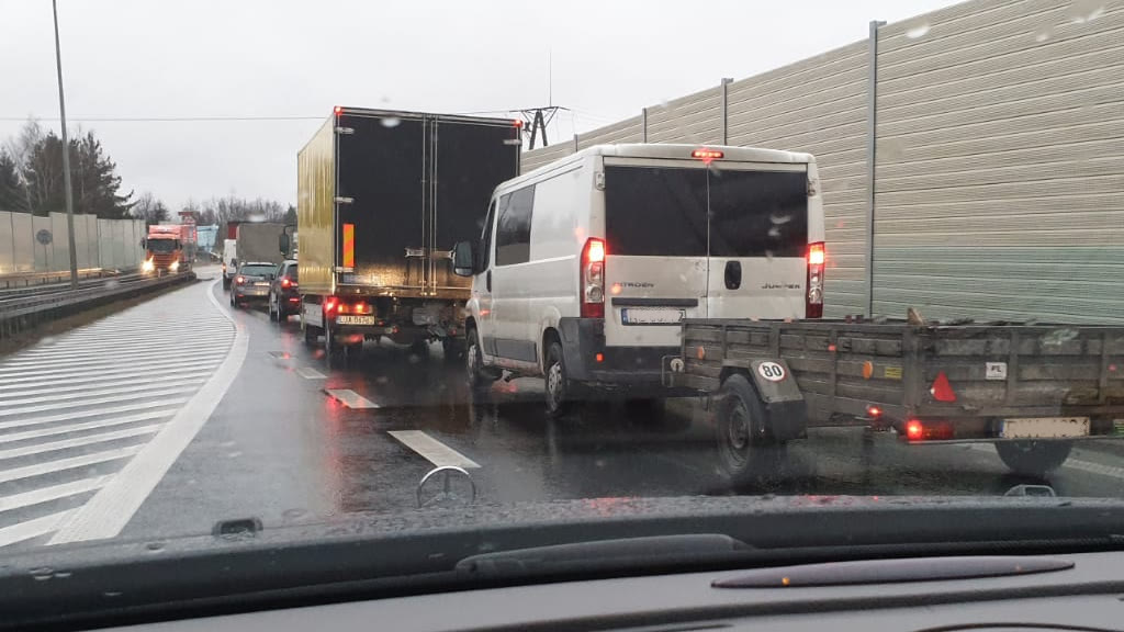 Bild zur Frage: Ist der Fahrer auf der rechten Fahrspur verpflichtet, Ihnen den Spurwechsel in dieser Situation zu ermöglichen?