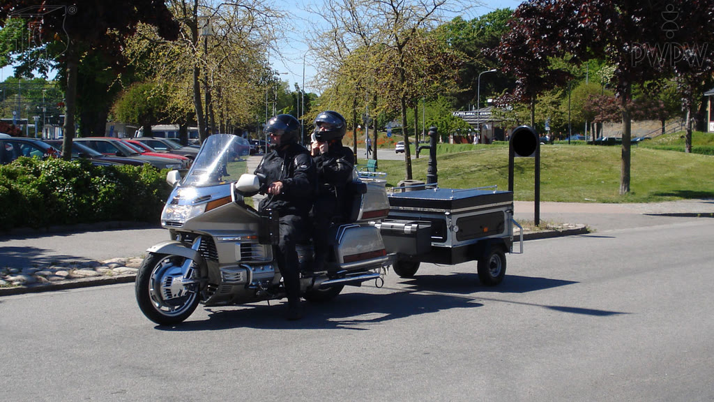 Question illustration: Which of the following conditions should be met by a trailer pulled by the motorcycle?