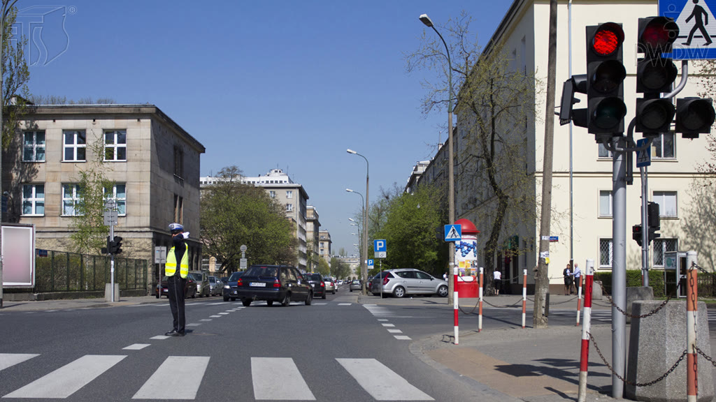 Question illustration: Do you have to comply with the light signal in this situation?