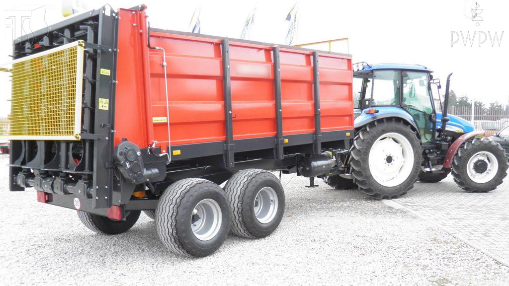 Question illustration: If you drive a tractor, can you pull a trailer without side reflectors?